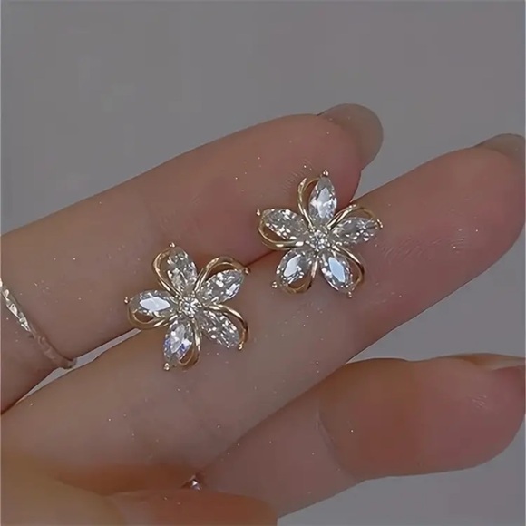 Jewelry - ✨🆕✨ Elegant Flower Rosegold Sparkling Earrings ✨